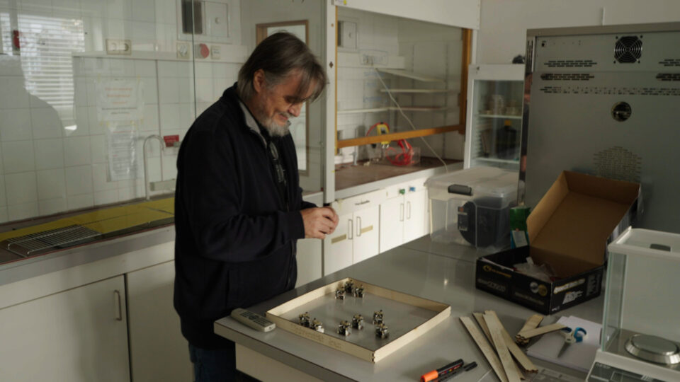 Pressebild_“Jasmine” Roboter und Thomas Schmickl , Artificial Science Lab in Graz ©LOOKS Vienna